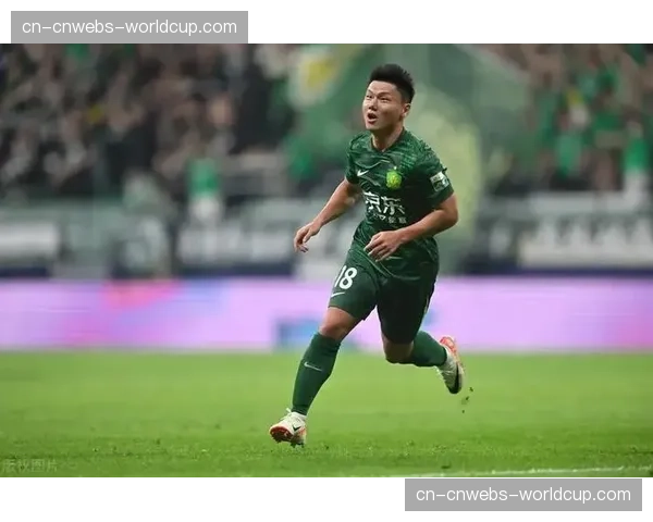 特写：赛后更衣室，北京国安主帅与进球功臣相拥鼓励