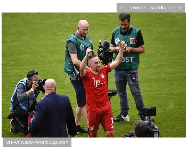 德甲“足球节”在慕尼黑玛丽安广场举行，吸引数千球迷参与