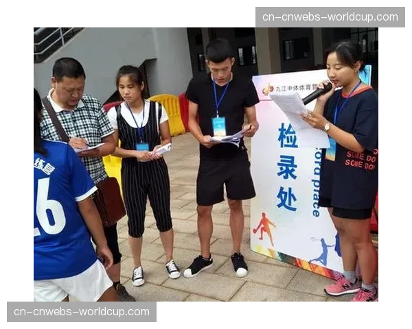 退役裁判走进校园，讲解规则以提升青少年比赛执法效率与理解